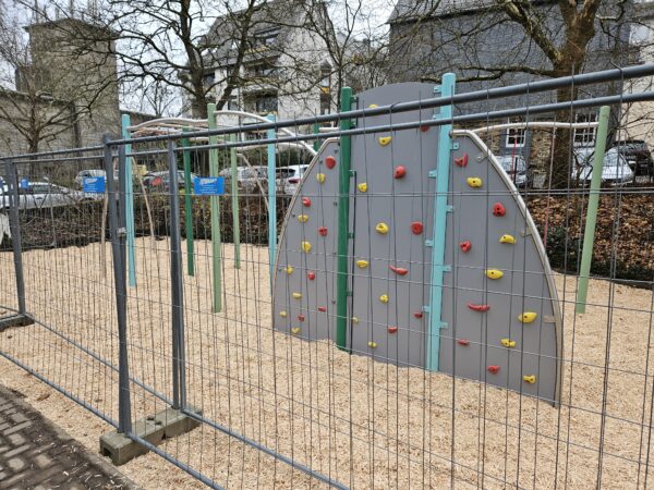 Spielplatz hinter Gittern?